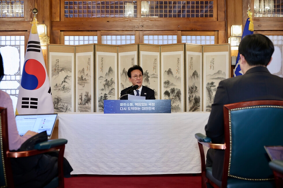 김민석 국무총리가 2월 2일 삼청동 총리서울공관에서 열린 출입기자단 간담회에서 발언을 하고 있다.