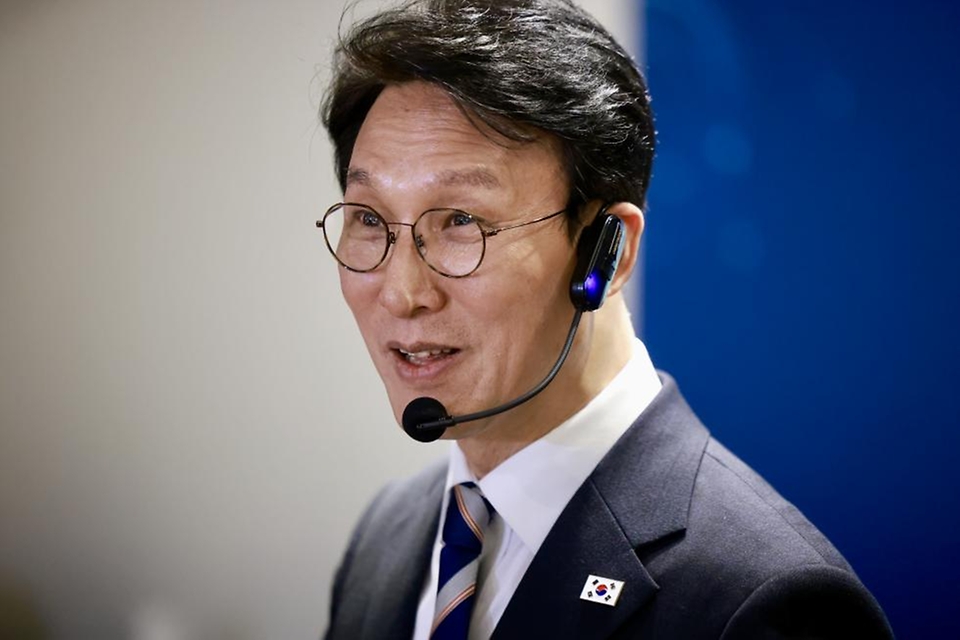 김민석 국무총리가 2월 3일 중구 달개비에서 중소기업인을 대상으로 열린 K-국정설명회에서 강연을 하고 있다.