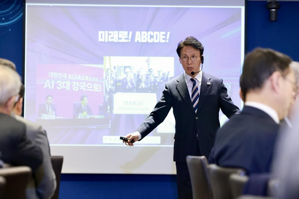 김민석 국무총리가 2월 3일 중구 달개비에서 중소기업인을 대상으로 열린 K-국정설명회에서 강연을 하고 있다.