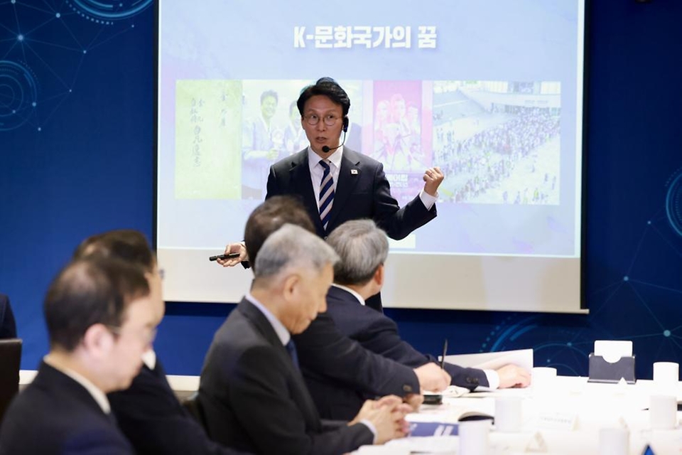 김민석 국무총리가 2월 3일 중구 달개비에서 중소기업인을 대상으로 열린 K-국정설명회에서 강연을 하고 있다.