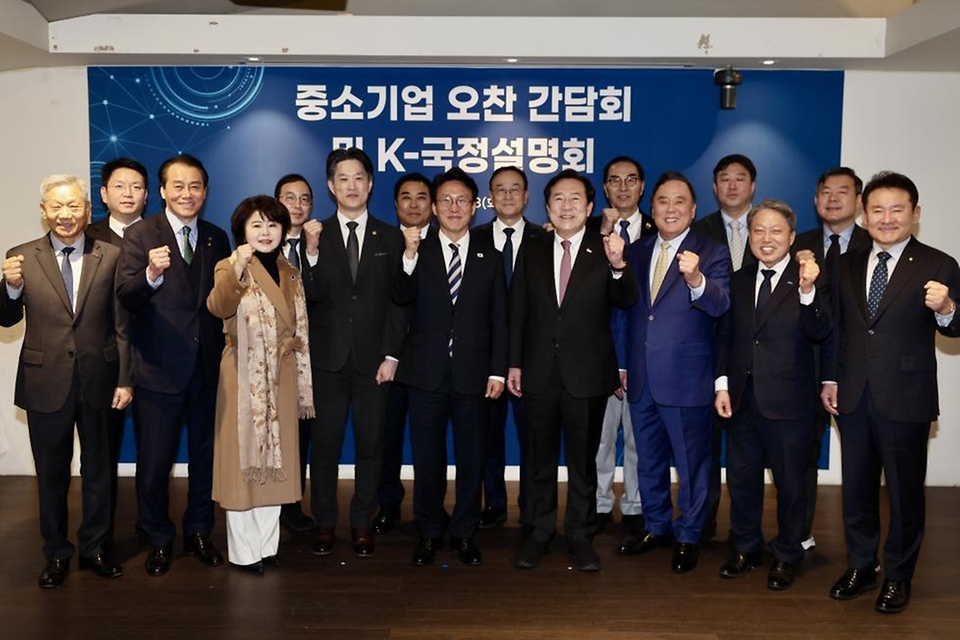 김민석 국무총리가 2월 3일 중구 달개비에서 중소기업인을 대상으로 열린 K-국정설명회에서 강연을 하고 있다.