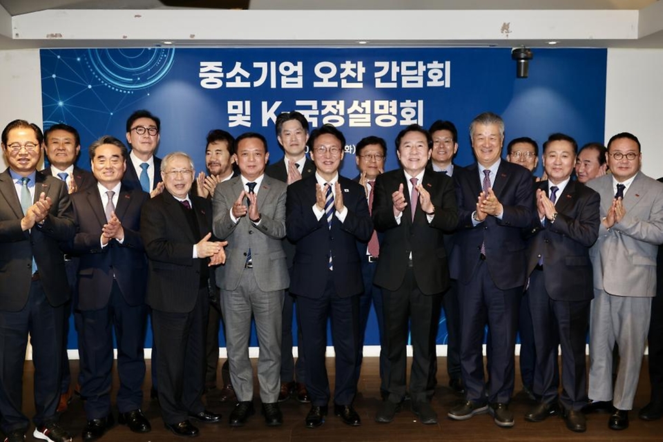 김민석 국무총리가 2월 3일 중구 달개비에서 중소기업인을 대상으로 열린 K-국정설명회에서 강연을 하고 있다.