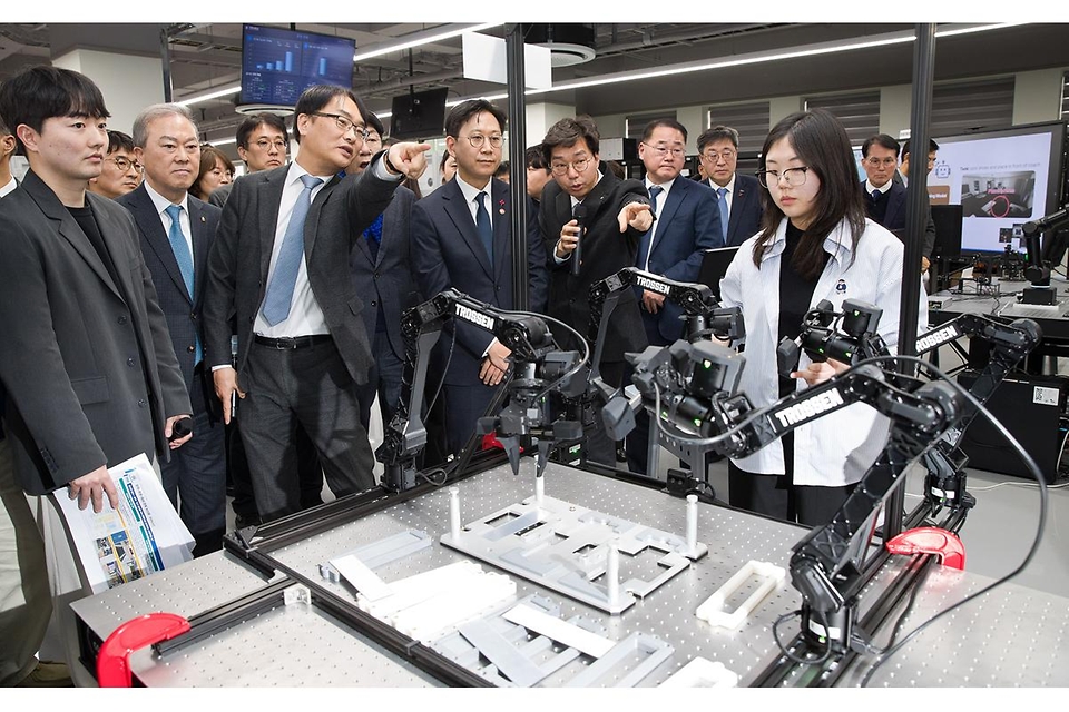 배경훈 부총리 겸 과학기술정보통신부 장관이  1월 26일 오후 전북특별자치도 전주시 덕진구 전북대학교에서 열린 '피지컬 AI 실증랩 개소식'에서 현판 제막을 하고 있다.<br><br>왼쪽부터 이도규 정보통신정책실장, 배경훈 부총리, 양오봉 전북대학교 총장, 김종훈 전북특별자치도 경제부지사, 우범기 전주시장, 김순태 전북대학교 교수.