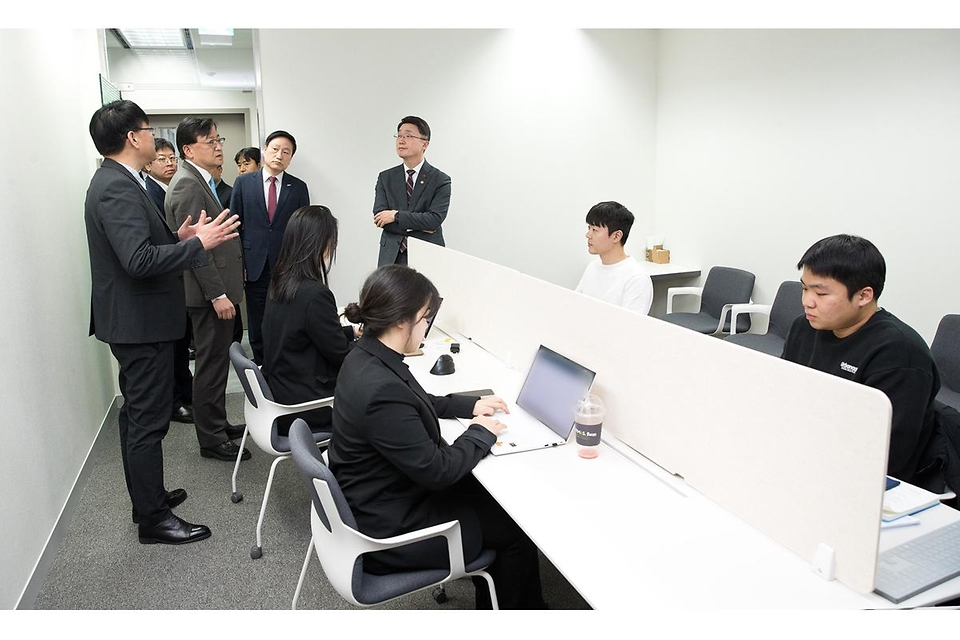 류제명 과학기술정보통신부 제2차관이 1월 22일 오후 서울 송파구 한국인공지능소프트웨어산업협회(KOSA)에서 열린 '인공지능기본법 지원데스크 개소식'에서 현판 제막을 하고 있다.<br><br>왼쪽 네 번째부터 김명주 인공지능안전연구소장, 조준희 한국인공지능소프트웨어산업협회장, 류제명 제2차관, 손승현 한국정보통신기술협회장.