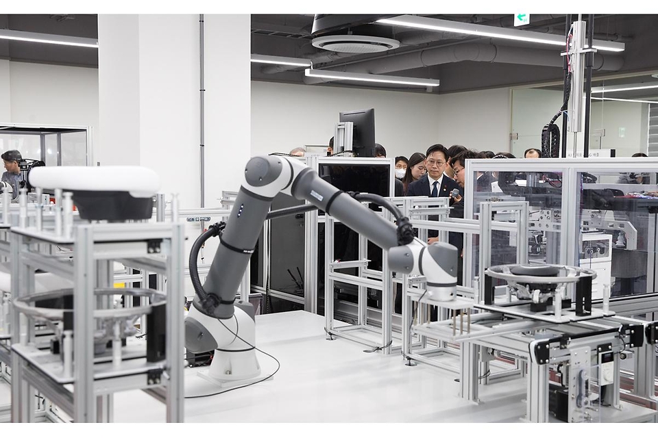 배경훈 부총리 겸 과학기술정보통신부 장관이  1월 26일 오후 전북특별자치도 전주시 덕진구 전북대학교에서 열린 '피지컬 AI 실증랩 개소식'에서 현판 제막을 하고 있다.<br><br>왼쪽부터 이도규 정보통신정책실장, 배경훈 부총리, 양오봉 전북대학교 총장, 김종훈 전북특별자치도 경제부지사, 우범기 전주시장, 김순태 전북대학교 교수.