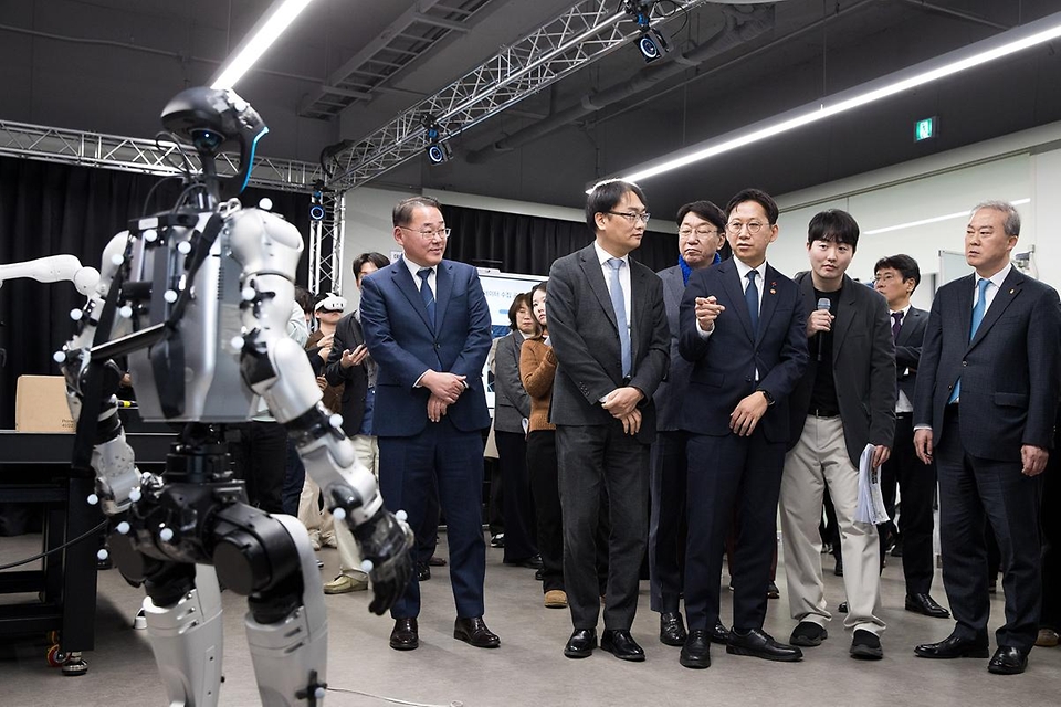 배경훈 부총리 겸 과학기술정보통신부 장관이  1월 26일 오후 전북특별자치도 전주시 덕진구 전북대학교에서 열린 '피지컬 AI 실증랩 개소식'에서 현판 제막을 하고 있다.<br><br>왼쪽부터 이도규 정보통신정책실장, 배경훈 부총리, 양오봉 전북대학교 총장, 김종훈 전북특별자치도 경제부지사, 우범기 전주시장, 김순태 전북대학교 교수.