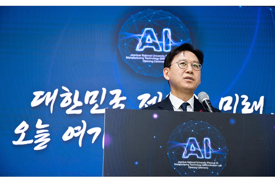 배경훈 부총리 겸 과학기술정보통신부 장관이  1월 26일 오후 전북특별자치도 전주시 덕진구 전북대학교에서 열린 '피지컬 AI 실증랩 개소식'에서 현판 제막을 하고 있다.<br><br>왼쪽부터 이도규 정보통신정책실장, 배경훈 부총리, 양오봉 전북대학교 총장, 김종훈 전북특별자치도 경제부지사, 우범기 전주시장, 김순태 전북대학교 교수.