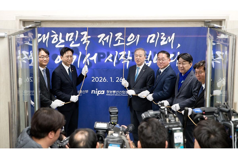 배경훈 부총리 겸 과학기술정보통신부 장관이  1월 26일 오후 전북특별자치도 전주시 덕진구 전북대학교에서 열린 '피지컬 AI 실증랩 개소식'에서 현판 제막을 하고 있다.<br><br>왼쪽부터 이도규 정보통신정책실장, 배경훈 부총리, 양오봉 전북대학교 총장, 김종훈 전북특별자치도 경제부지사, 우범기 전주시장, 김순태 전북대학교 교수.