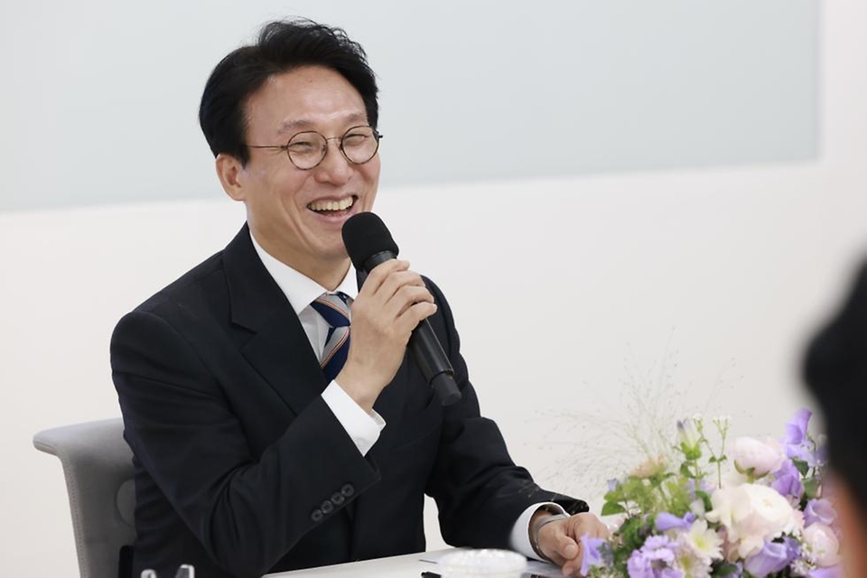 김민석 국무총리가 2월 4일 문화콘텐츠 현장 방문의 일환으로 경기도 성남시 분당구 네이버 1784를 방문, 시설을 둘러보고 현장 간담회를 주재하고 있다.