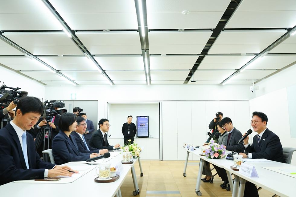 김민석 국무총리가 2월 4일 문화콘텐츠 현장 방문의 일환으로 경기도 성남시 분당구 네이버 1784를 방문, 시설을 둘러보고 현장 간담회를 주재하고 있다.