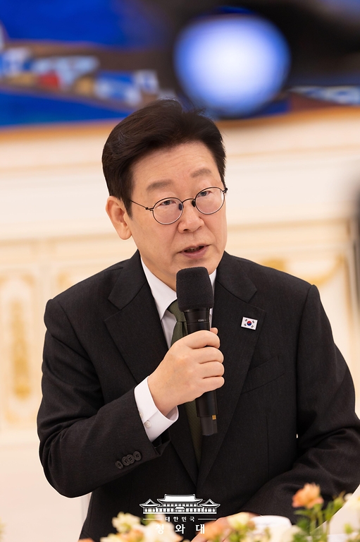 이재명 대통령이 2월 4일 청와대에서 열린 '청년 일자리와 지방투자 확대를 위한 기업간담회'에서 발언하고 있다.