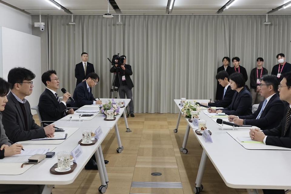 김민석 국무총리가 2월 4일 문화콘텐츠 현장 방문의 일환으로 경기도 성남시 분당구 네이버 1784를 방문, 시설을 둘러보고 현장 간담회를 주재하고 있다.