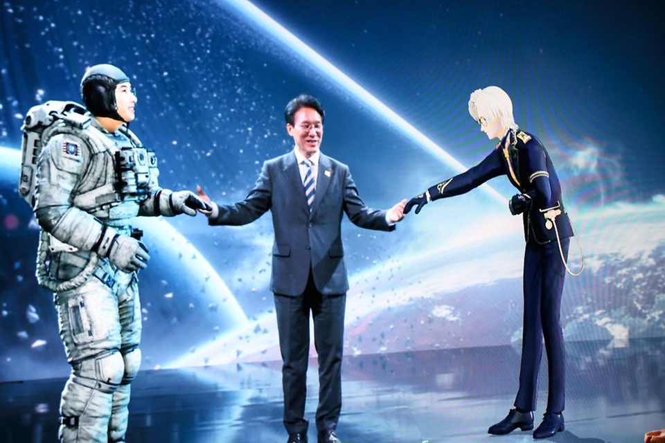 김민석 국무총리가 2월 4일 문화콘텐츠 현장 방문의 일환으로 경기도 성남시 분당구 네이버 1784를 방문, 시설을 둘러보고 현장 간담회를 주재하고 있다.