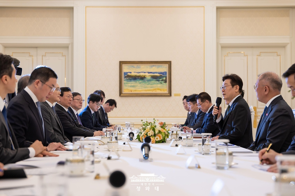 이재명 대통령이 2월 4일 청와대에서 열린 '청년 일자리와 지방투자 확대를 위한 기업간담회'에서 발언하고 있다.