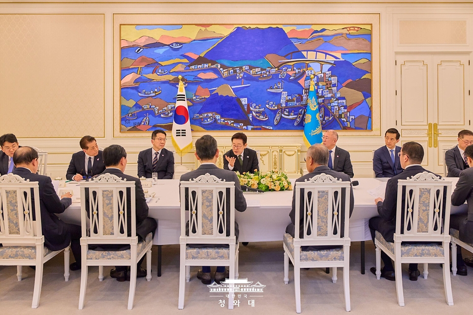 이재명 대통령이 2월 4일 청와대에서 열린 '청년 일자리와 지방투자 확대를 위한 기업간담회'에서 발언하고 있다.