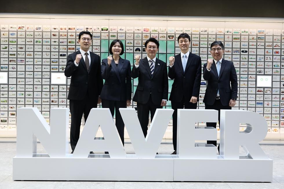 김민석 국무총리가 2월 4일 문화콘텐츠 현장 방문의 일환으로 경기도 성남시 분당구 네이버 1784를 방문, 시설을 둘러보고 현장 간담회를 주재하고 있다.