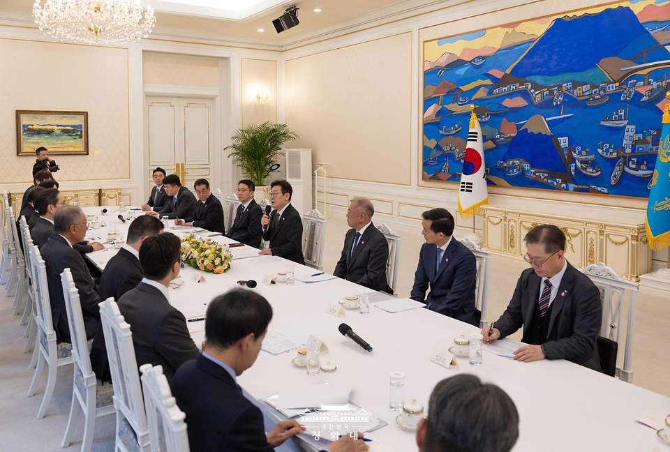 이재명 대통령이 2월 4일 청와대에서 열린 '청년 일자리와 지방투자 확대를 위한 기업간담회'에서 발언하고 있다.