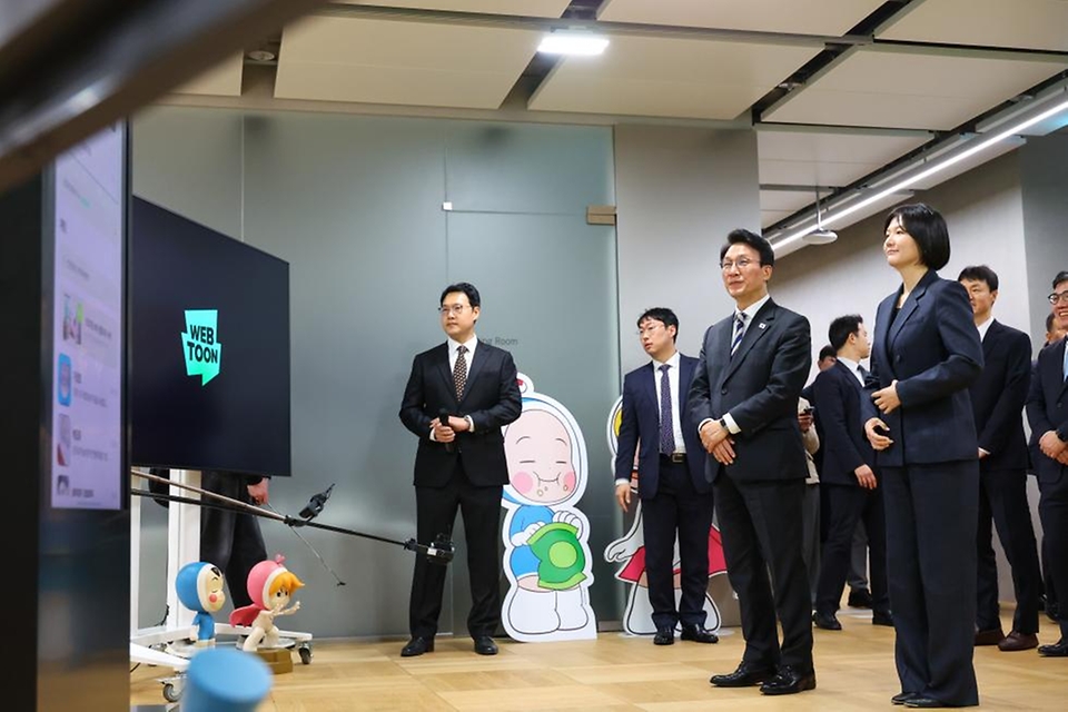 김민석 국무총리가 2월 4일 문화콘텐츠 현장 방문의 일환으로 경기도 성남시 분당구 네이버 1784를 방문, 시설을 둘러보고 현장 간담회를 주재하고 있다.