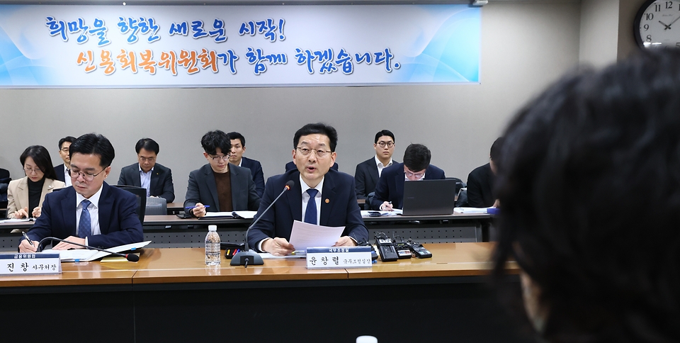 정부는 2월 6일 서울 중앙 서민금융통합지원센터에서 윤창렬 국무조정실장 주재로 이재명 정부 두 번째 '불법사금융 근절을 위한 범정부TF' 회의를 개최했다. 이번 회의에서는 '불법사금융 피해자 원스톱 지원체계'를 위한 관계 기관 간 협약도 체결했다.