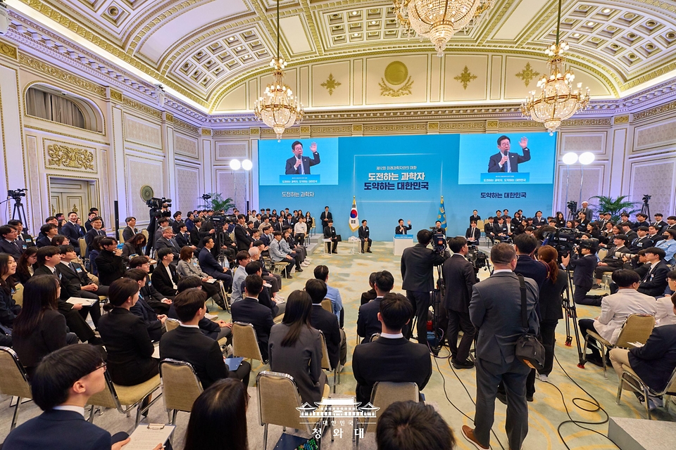 이재명 대통령이 2월 5일 청와대에서 열린 대통령과학장학생·올림피아드 대표단 친수 및 간담회(미래 과학자와의 대화)에서 발언하고 있다.