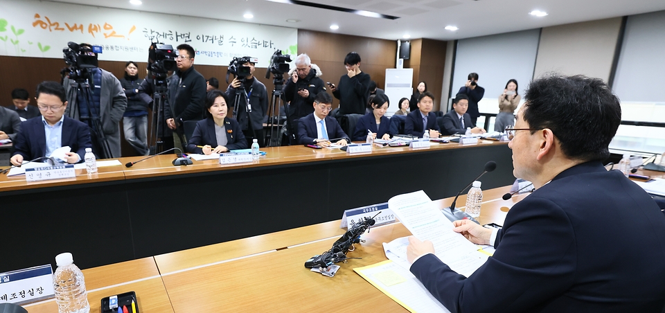 정부는 2월 6일 서울 중앙 서민금융통합지원센터에서 윤창렬 국무조정실장 주재로 이재명 정부 두 번째 '불법사금융 근절을 위한 범정부TF' 회의를 개최했다. 이번 회의에서는 '불법사금융 피해자 원스톱 지원체계'를 위한 관계 기관 간 협약도 체결했다.