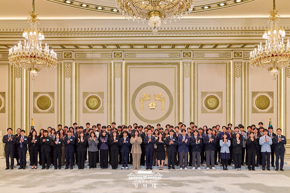 이재명 대통령이 2월 5일 청와대에서 열린 대통령과학장학생·올림피아드 대표단 친수 및 간담회(미래 과학자와의 대화)에서 참석자들과 기념촬영을 하고 있다.