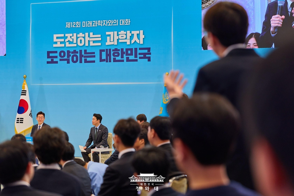 이재명 대통령이 2월 5일 청와대에서 열린 대통령과학장학생·올림피아드 대표단 친수 및 간담회(미래 과학자와의 대화)에서 질문을 받고 있다.