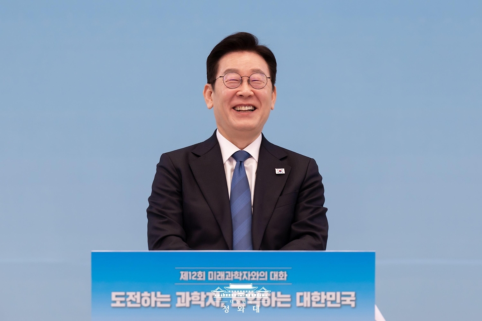 이재명 대통령이 2월 5일 청와대에서 열린 대통령과학장학생·올림피아드 대표단 친수 및 간담회(미래 과학자와의 대화)에서 환하게 웃고 있다.