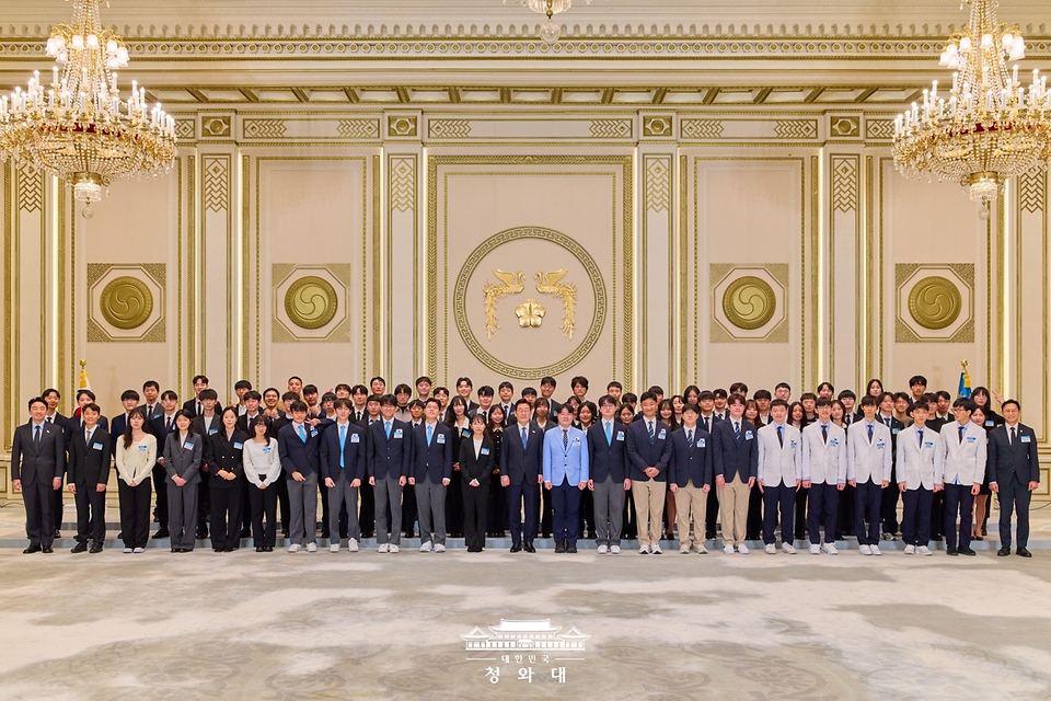 이재명 대통령이 2월 5일 청와대에서 열린 대통령과학장학생·올림피아드 대표단 친수 및 간담회(미래 과학자와의 대화)에서 참석자들과 기념촬영을 하고 있다.