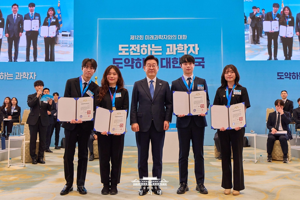 이재명 대통령이 2월 5일 청와대에서 열린 대통령과학장학생·올림피아드 대표단 친수 및 간담회(미래 과학자와의 대화)에서 장학생들에게 장학 증서 및 메달을 친수한 뒤 기념촬영을 하고 있다.