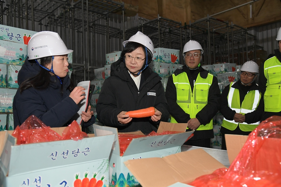 오유경 처장이 2월 4일 수입농산물 보세창고와 평택수입식품검사소를 방문해 설 명절에 많이 소비되는 수입농산물의 검사 현장을 살펴보고 수입식품 검사 담당자들을 격려하고 있다.