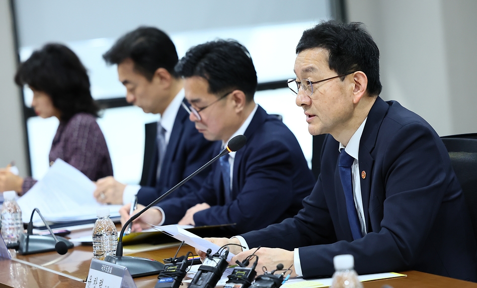 정부는 2월 6일 서울 중앙 서민금융통합지원센터에서 윤창렬 국무조정실장 주재로 이재명 정부 두 번째 '불법사금융 근절을 위한 범정부TF' 회의를 개최했다. 이번 회의에서는 '불법사금융 피해자 원스톱 지원체계'를 위한 관계 기관 간 협약도 체결했다.