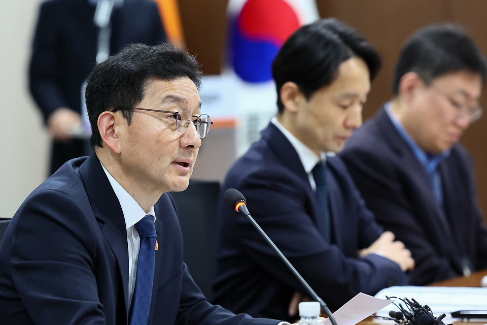 정부는 2월 6일 서울 중앙 서민금융통합지원센터에서 윤창렬 국무조정실장 주재로 이재명 정부 두 번째 '불법사금융 근절을 위한 범정부TF' 회의를 개최했다. 이번 회의에서는 '불법사금융 피해자 원스톱 지원체계'를 위한 관계 기관 간 협약도 체결했다.