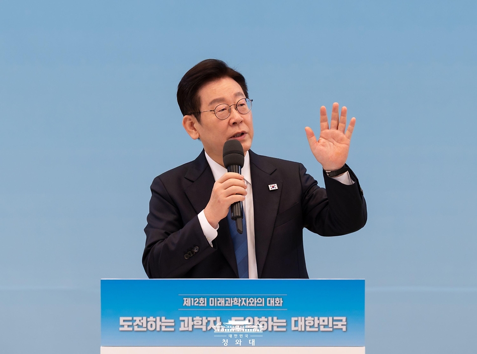 이재명 대통령이 2월 5일 청와대에서 열린 대통령과학장학생·올림피아드 대표단 친수 및 간담회(미래 과학자와의 대화)에서 발언하고 있다.