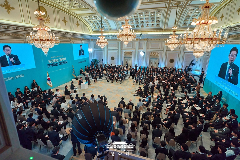 이재명 대통령이 2월 5일 청와대에서 열린 대통령과학장학생·올림피아드 대표단 친수 및 간담회(미래 과학자와의 대화)에서 발언하고 있다.