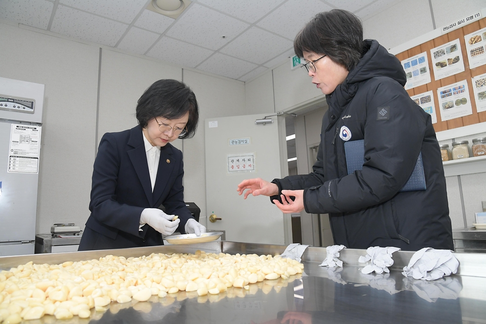 오유경 처장이 2월 4일 수입농산물 보세창고와 평택수입식품검사소를 방문해 설 명절에 많이 소비되는 수입농산물의 검사 현장을 살펴보고 수입식품 검사 담당자들을 격려하고 있다.