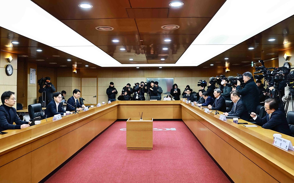 김정관 산업통상부 장관이 2월 9일 서울 종로구 한국무역보험공사 중회의실에서 '경제단체 긴급현안 점검회의'를 주재하고 인사말을 한 후 '미국 관세협상, 고환율 등 우리 경제의 대내외 여건과 주요 경제단체들의 현안을 점검했다.