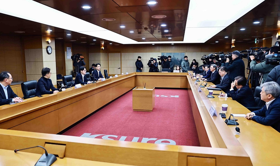 김정관 산업통상부 장관이 2월 9일 서울 종로구 한국무역보험공사 중회의실에서 '경제단체 긴급현안 점검회의'를 주재하고 인사말을 한 후 '미국 관세협상, 고환율 등 우리 경제의 대내외 여건과 주요 경제단체들의 현안을 점검했다.