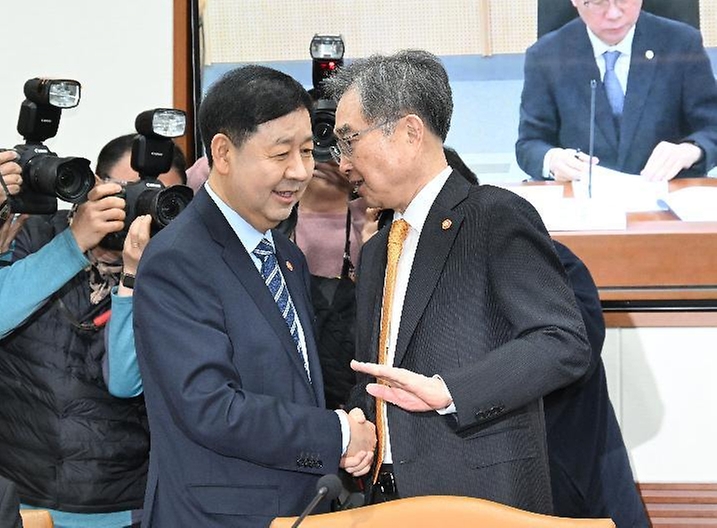 구윤철 부총리 겸 재정경제부 장관이 2월 10일 서울 종로구 정부서울청사에서 열린 대외경제장관회의를 주재, 모두발언을 하고 있다.