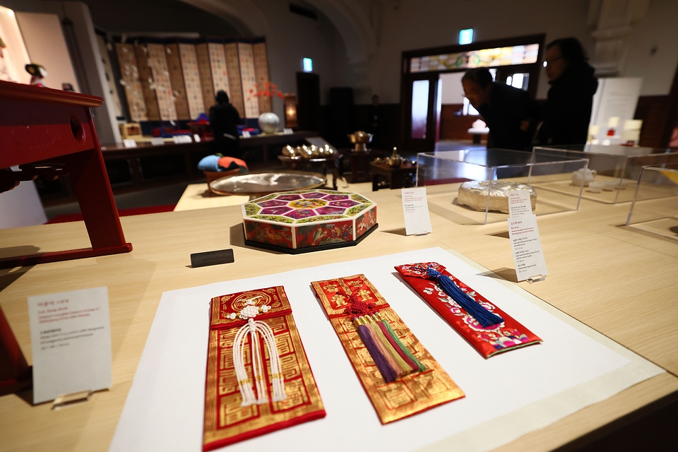 국가유산청과 국가유산진흥원은 신세계백화점 본점에서 설날 특별전 '길상만물: 전승공예가 전하는 상서로운 조형과 미학'을 개최했다. <br><br>2월 6일부터 22일까지 본점 더 헤리티지 4층 헤리티지 뮤지엄에서 열리는 이번 특별전은 음력 설을 맞이해 새해의 복을 비는 마음을 담아 전통공예품에 담긴 ‘길상(吉祥)’*을 주제로 한다. <br><br>* 길상(吉祥): 운수가 좋을 조짐.