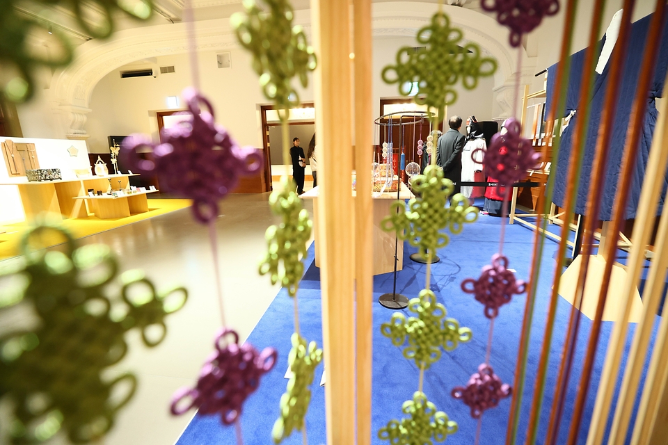 국가유산청과 국가유산진흥원은 신세계백화점 본점에서 설날 특별전 '길상만물: 전승공예가 전하는 상서로운 조형과 미학'을 개최했다. <br><br>2월 6일부터 22일까지 본점 더 헤리티지 4층 헤리티지 뮤지엄에서 열리는 이번 특별전은 음력 설을 맞이해 새해의 복을 비는 마음을 담아 전통공예품에 담긴 ‘길상(吉祥)’*을 주제로 한다. <br><br>* 길상(吉祥): 운수가 좋을 조짐.