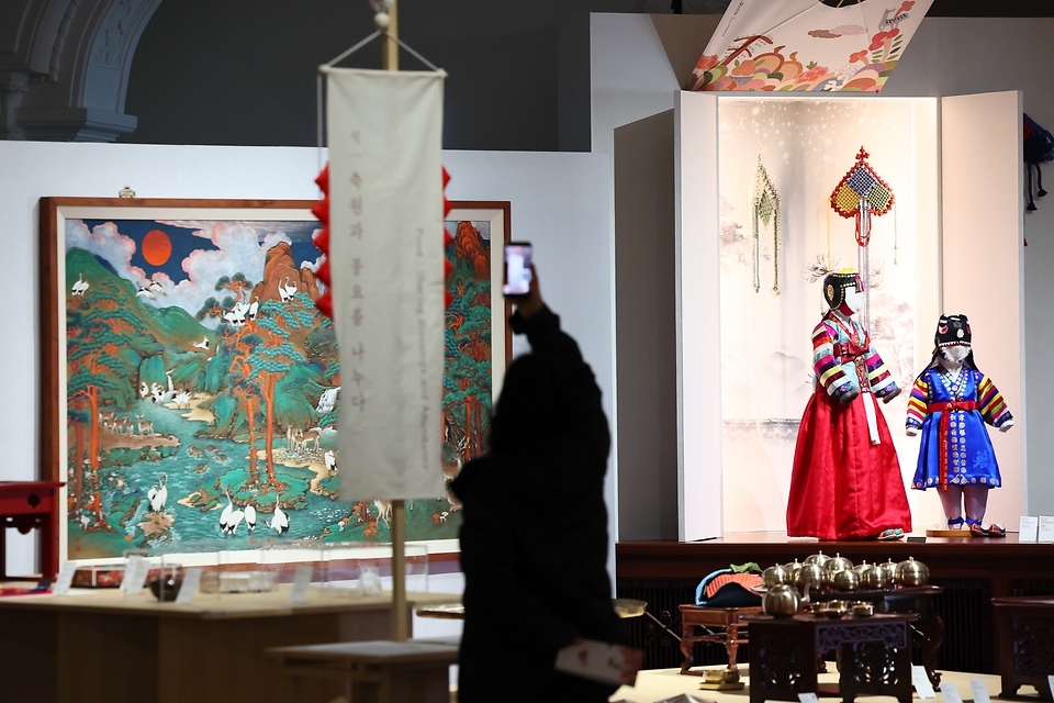 국가유산청과 국가유산진흥원은 신세계백화점 본점에서 설날 특별전 '길상만물: 전승공예가 전하는 상서로운 조형과 미학'을 개최했다. <br><br>2월 6일부터 22일까지 본점 더 헤리티지 4층 헤리티지 뮤지엄에서 열리는 이번 특별전은 음력 설을 맞이해 새해의 복을 비는 마음을 담아 전통공예품에 담긴 ‘길상(吉祥)’*을 주제로 한다. <br><br>* 길상(吉祥): 운수가 좋을 조짐.