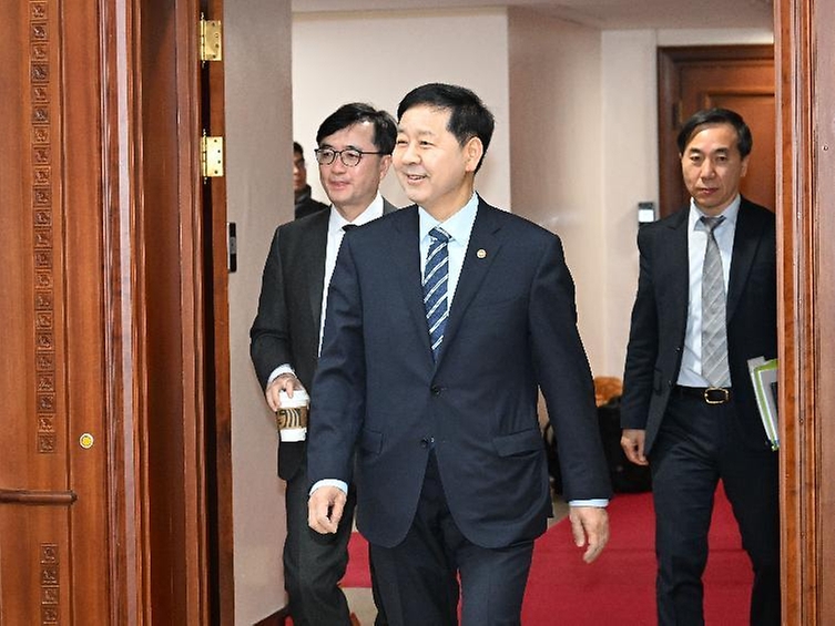 구윤철 부총리 겸 재정경제부 장관이 2월 10일 서울 종로구 정부서울청사에서 열린 대외경제장관회의를 주재, 모두발언을 하고 있다.