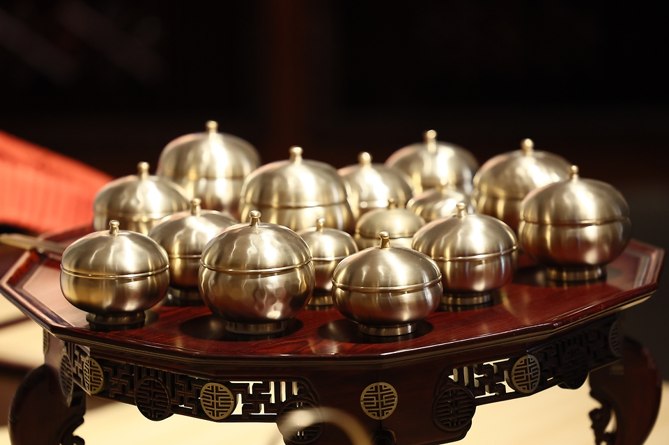 국가유산청과 국가유산진흥원은 신세계백화점 본점에서 설날 특별전 '길상만물: 전승공예가 전하는 상서로운 조형과 미학'을 개최했다. <br><br>2월 6일부터 22일까지 본점 더 헤리티지 4층 헤리티지 뮤지엄에서 열리는 이번 특별전은 음력 설을 맞이해 새해의 복을 비는 마음을 담아 전통공예품에 담긴 ‘길상(吉祥)’*을 주제로 한다. <br><br>* 길상(吉祥): 운수가 좋을 조짐.