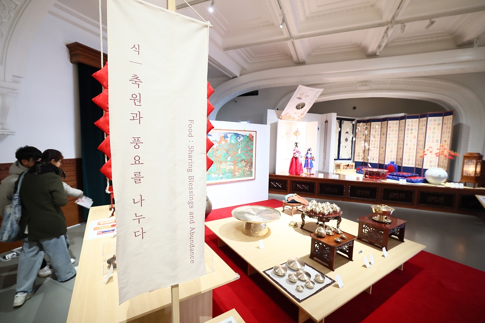 국가유산청과 국가유산진흥원은 신세계백화점 본점에서 설날 특별전 '길상만물: 전승공예가 전하는 상서로운 조형과 미학'을 개최했다. <br><br>2월 6일부터 22일까지 본점 더 헤리티지 4층 헤리티지 뮤지엄에서 열리는 이번 특별전은 음력 설을 맞이해 새해의 복을 비는 마음을 담아 전통공예품에 담긴 ‘길상(吉祥)’*을 주제로 한다. <br><br>* 길상(吉祥): 운수가 좋을 조짐.