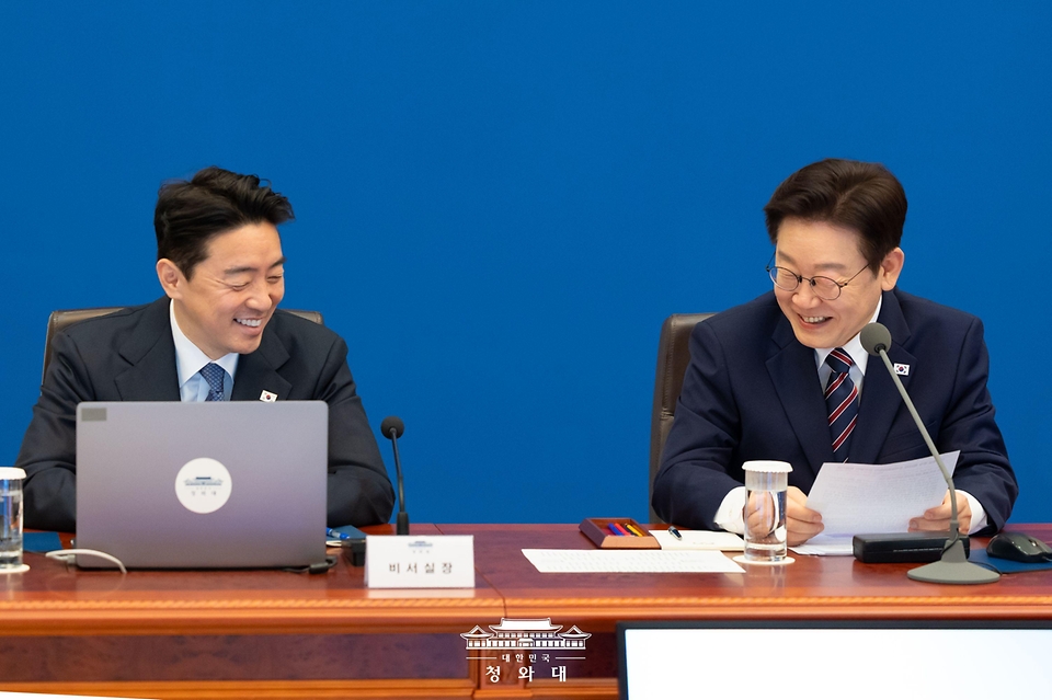 이재명 대통령이 2월 12일 청와대에서 열린 수석보좌관회의에서 강훈식 비서실장을 바라보며 발언하고 있다.