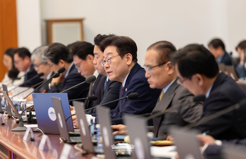 이재명 대통령이 2월 12일 청와대에서 열린 수석보좌관회의에서 발언하고 있다.