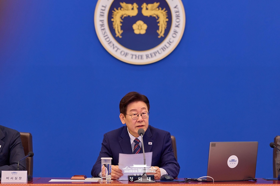 이재명 대통령이 2월 12일 청와대에서 열린 수석보좌관회의에서 발언하고 있다.