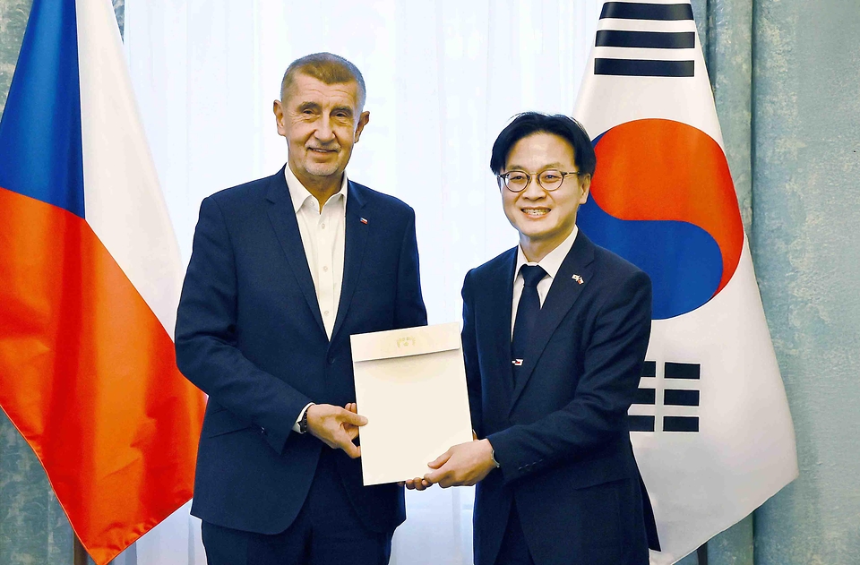 김정관 산업통상부 장관이 2월 16일(현지시간) 체코 총리실 회의실에서 안드레이 바비시(Andrej Babiš) 체코 총리와 면담을 갖고, 취임 축하와 각별한 안부를 전하며 이재명 대통령의 친서를 전달하고 있다.