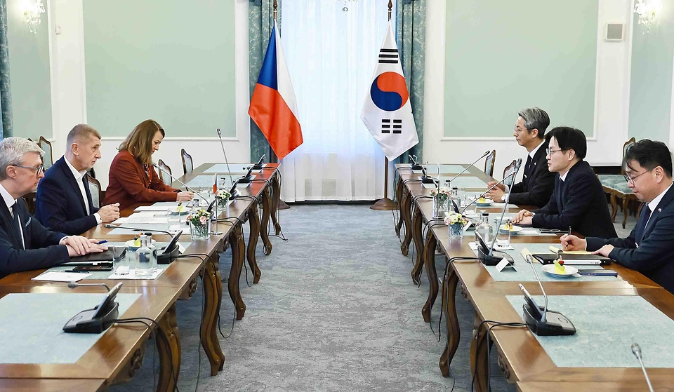 김정관 산업통상부 장관이 2월 16일(현지시간) 체코 총리실 회의실에서 안드레이 바비시(Andrej Babiš) 체코 총리와 면담을 갖고, 취임 축하와 각별한 안부를 전하며 이재명 대통령의 친서를 전달하고 있다.